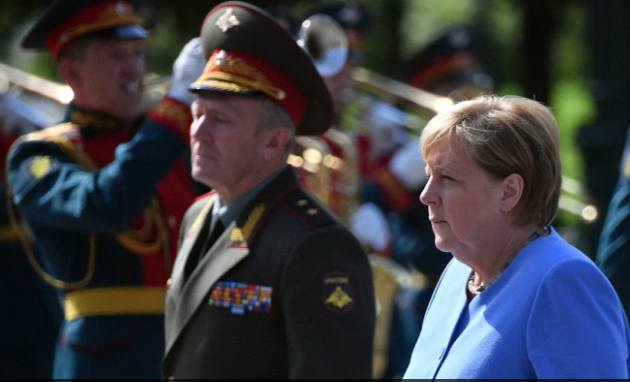 Ангела Меркель возложила венок к Могиле Неизвестного Солдата в рамках встречи с Путиным