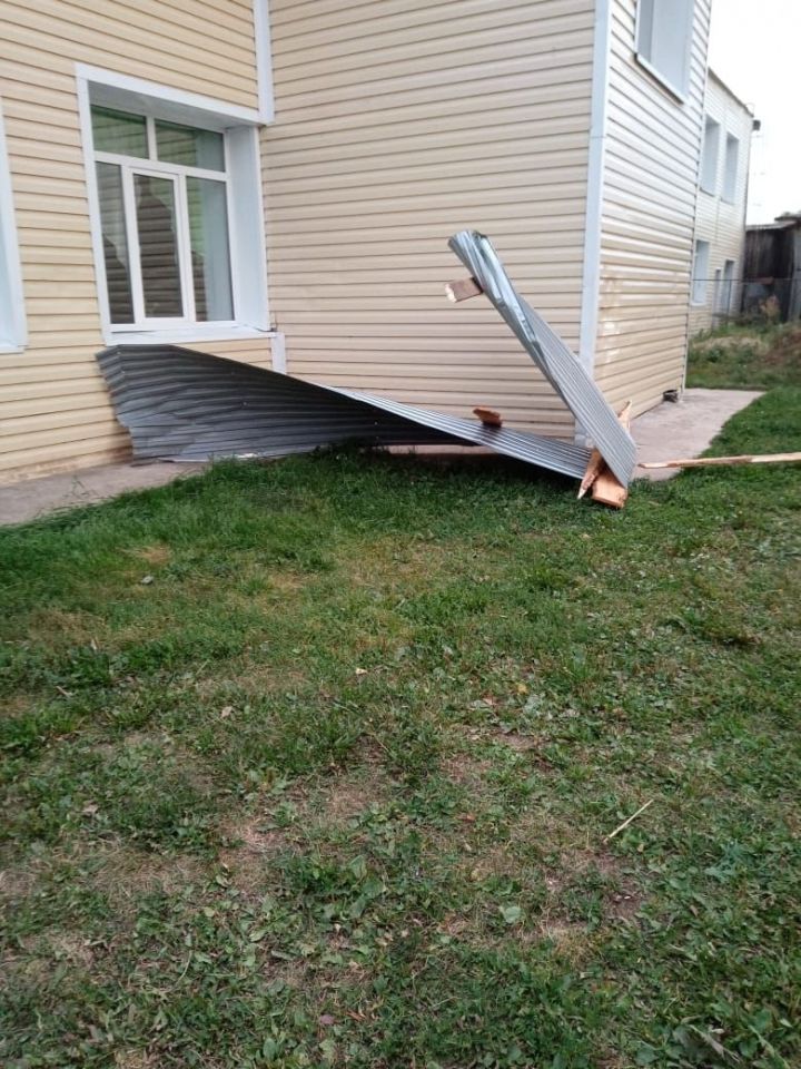 В нескольких районах Татарстана штормовым ветром сорвало крыши зданий