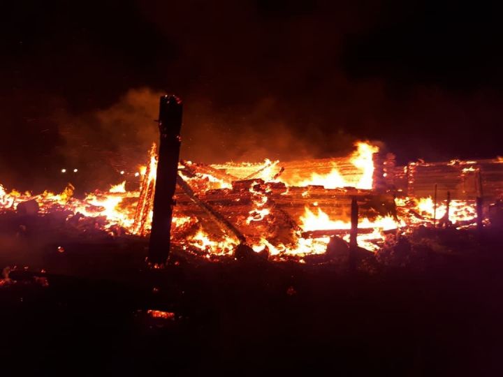 В Кукморском районе пожар уничтожил два дома, сараи и бани