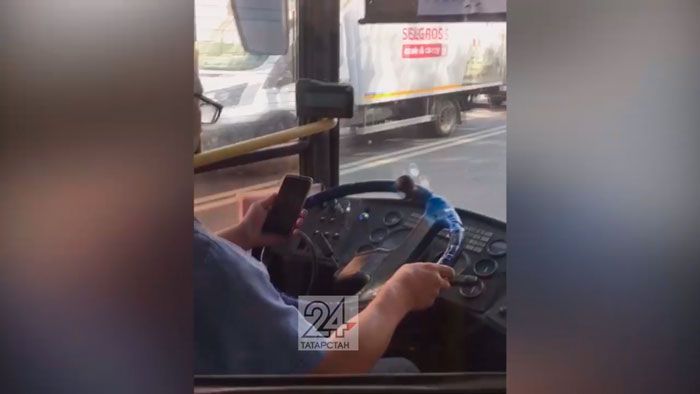 Водителю автобуса, который «залипал» в телефоне, объявлен выговор