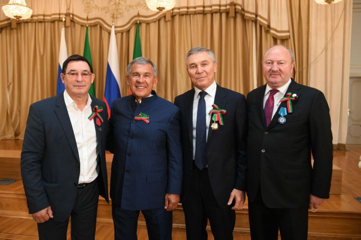 Президент РТ вручил государственные награды России и Татарстана