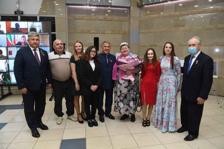 Минниханов и Шаймиев поздравили многодетную семью с победой в конкурсе «Семья года»
