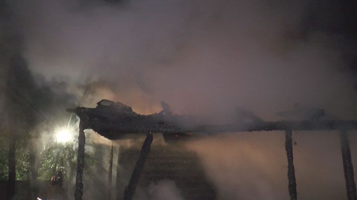 Ночью в казанском поселке сгорела баня — огонь перекинулся на соседние постройки