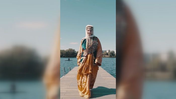 Казанцы раскритиковали видеоролик Фишман-Бекмамбетовой за каратэ в татарском костюме
