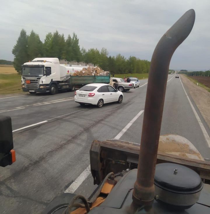 В Нижнекамском районе столкнулись грузовик с бревнами и легковушка