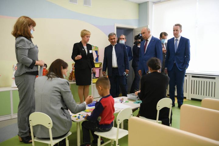 Минниханов посетил детский сад для детей с особенностями развития