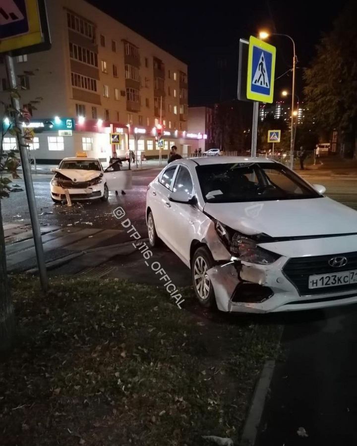 Соцсети: в Казани столкнулись две машины такси