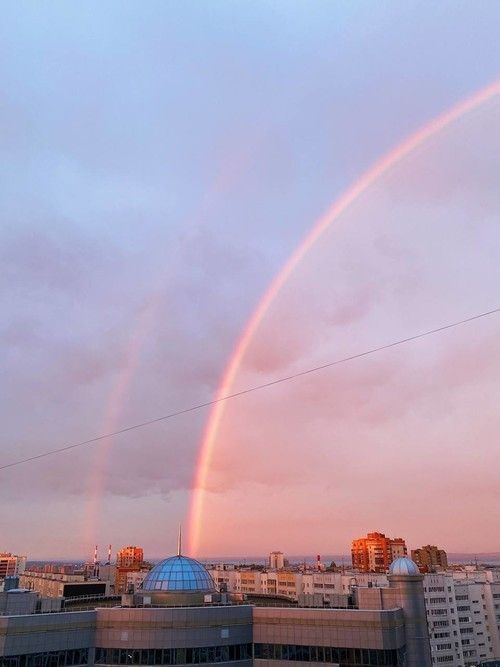 В небе над Казанью заметили красную радугу