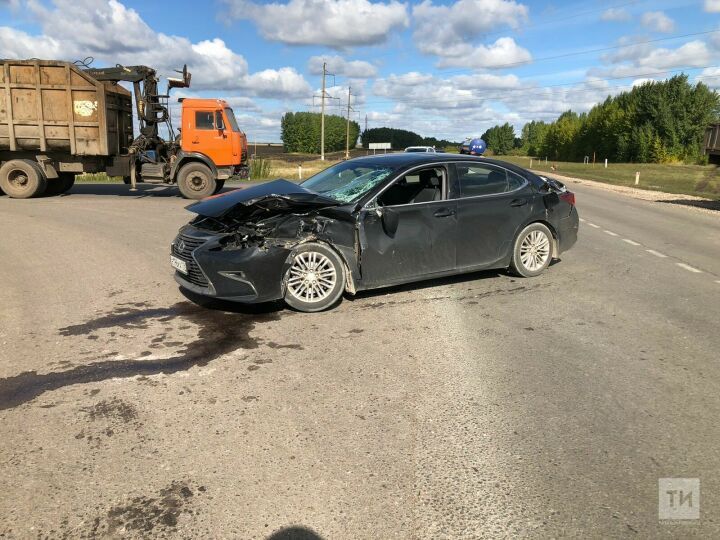Под Челнами водитель легковушки пострадал в ДТП с «КамАЗом»