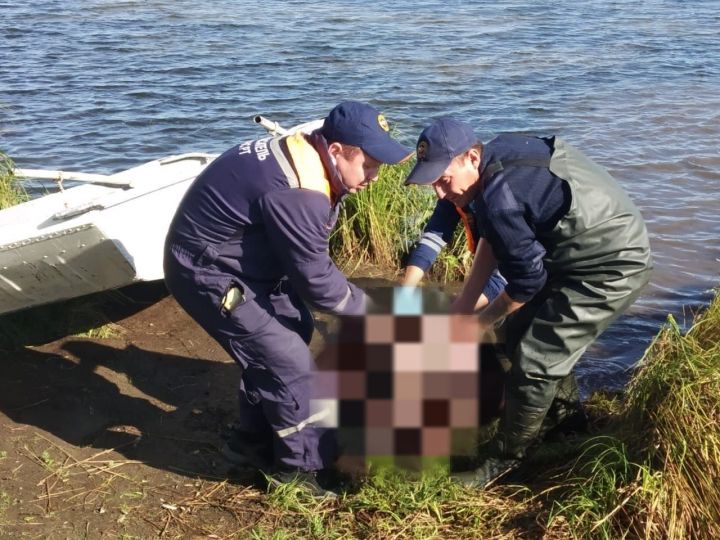 Из озера в Татарстане спасатели достали тело мужчины в одежде и рыбацких сапогах