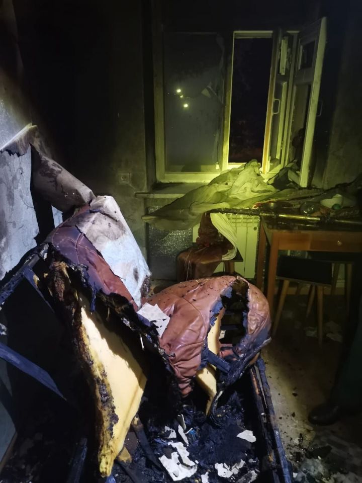 В Зеленодольске пожарные спасли мужчину из горящей квартиры