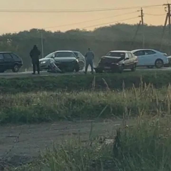 Соцсети: в Казани автомобилист решил объехать пробку по встречке, но попал в ДТП