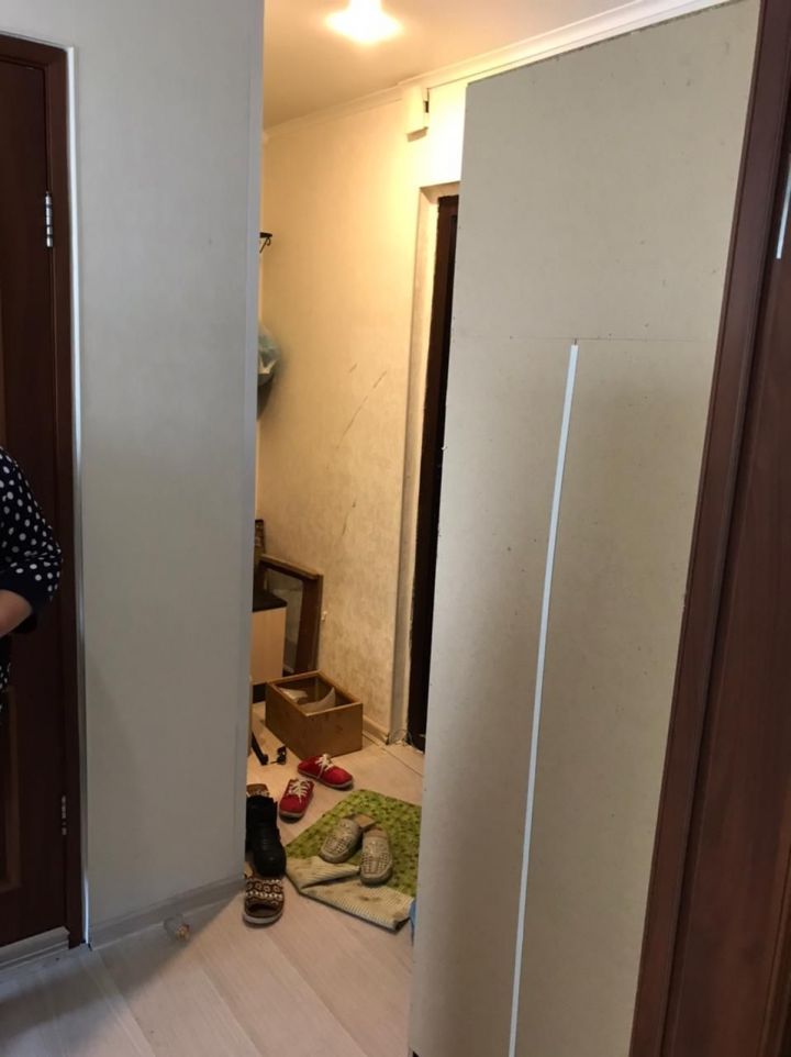 В Казани на 87-летнюю бабушку упал шкаф — сотрудников МЧС вызвали соседи