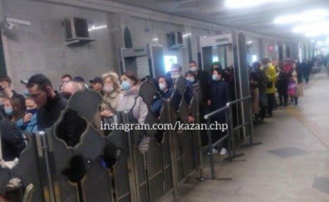 Казанцы встали в огромную пробку на станции метро «Площадь Тукая»