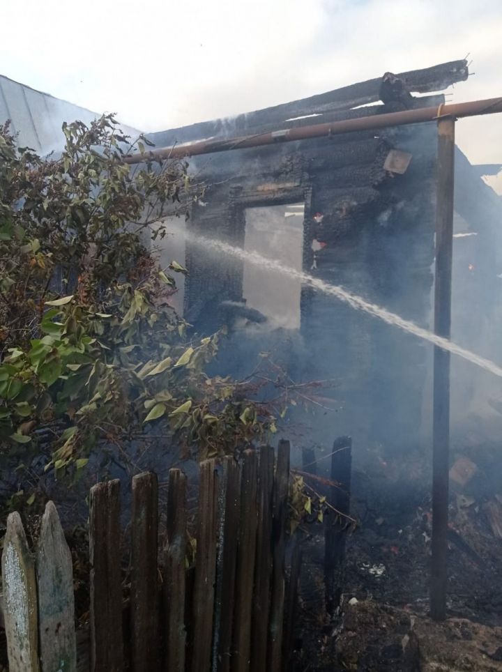 В Татарстане из-за пожара в доме ожоги получили мужчина и женщина