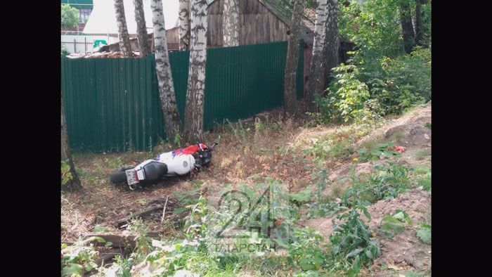 В Татарстане мотоциклист хотел обогнать легковушку и врезался в нее — его госпитализировали