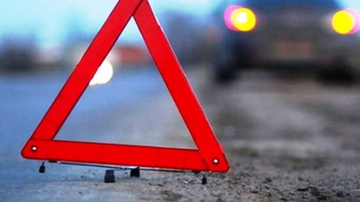 Два человека получили травмы в результате столкновения легковушки с «Камазом» в Казани