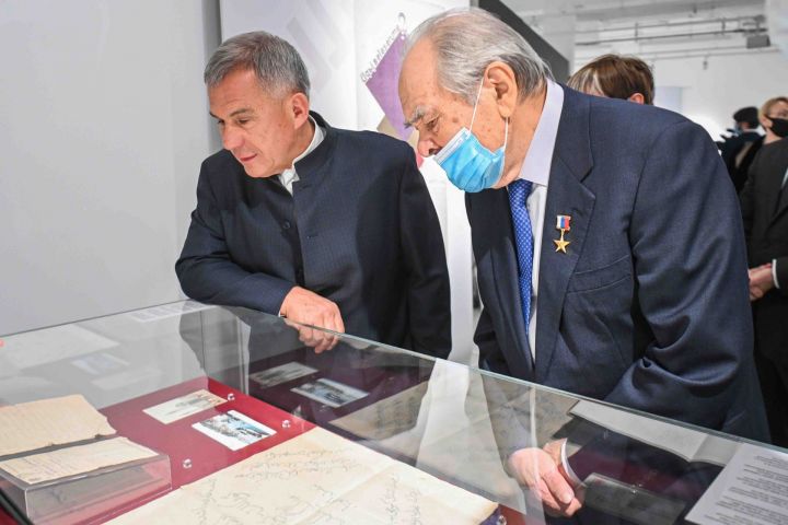 Минниханов и Шаймиев побывали на выставке «Глобальный мир татарской книжности»