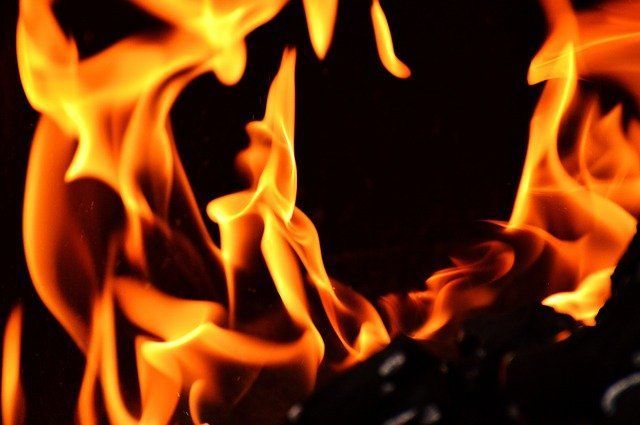В Татарстане женщина поругалась с другом и сожгла его автомобиль