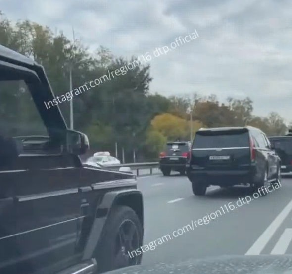 Черные джипы перекрыли движение на мосту «Миллениум» в Казани