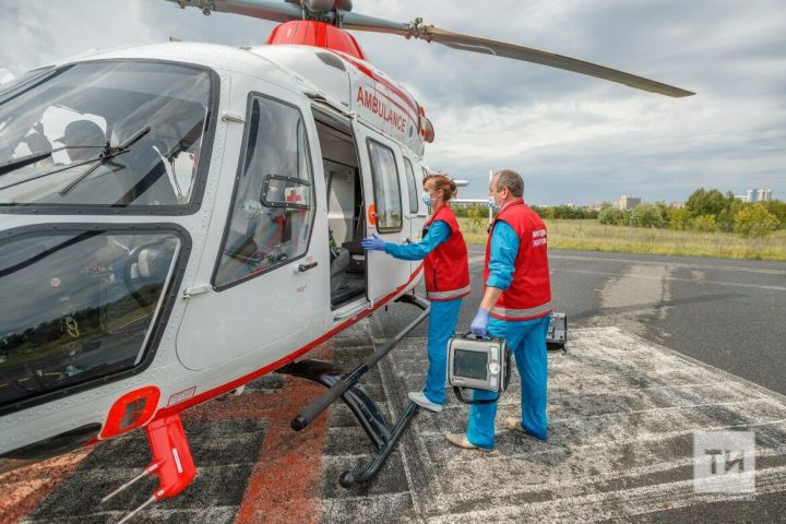Девушку, пострадавшую в ДТП под Казанью, доставили в РКБ на вертолете санавиации