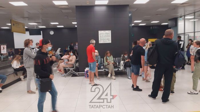 «Сидим на чемоданах, все замерзли»: казанцы пожаловались на задержку рейса и долгую выдачу багажа