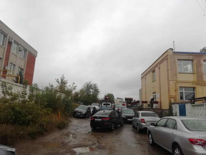 Казанцы жалуются на заставленный автомобилями проезд на улице Родина