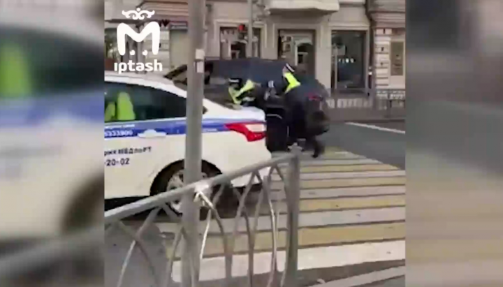 В Казани задержали водителя Mercedes, протащившего инспектора ГИБДД на своем капоте