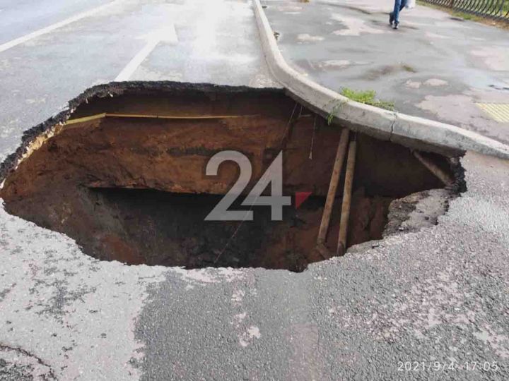 В Казани посреди проезжей части образовалась огромная яма глубиной несколько метров