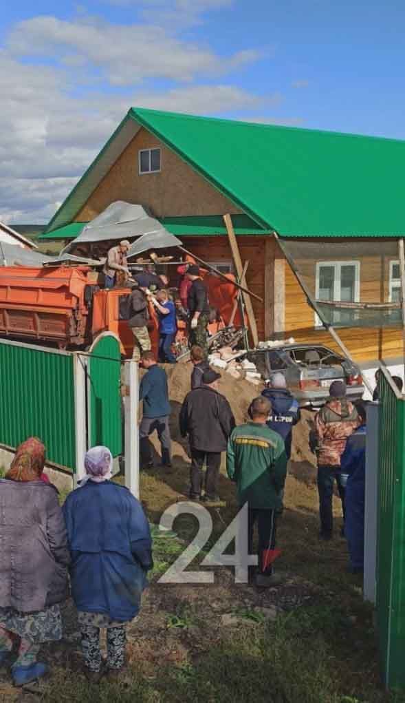 В Татарстане «КамАЗ» с прицепом влетел в дом – водителя госпитализировали