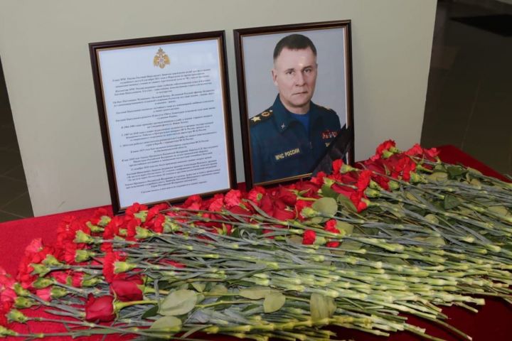 В здании главного управления МЧС Татарстана появился стихийный мемориал в память о Евгении Зиничеве