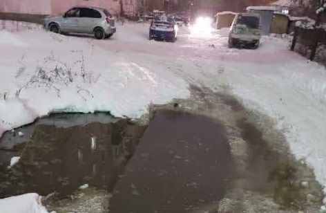 В Казани на улице Хлебозаводская три дня фонтанирует канализация