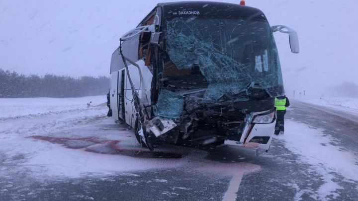 Несколько человек пострадали при столкновении автобуса и снегоуборочной машины в Татарстане