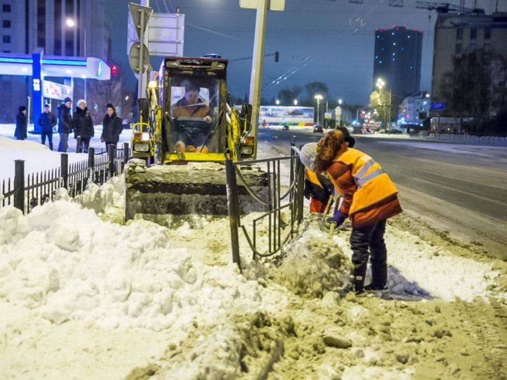 Ночью в Казани на уборку улиц от снега выйдут 398 единиц спецтехники