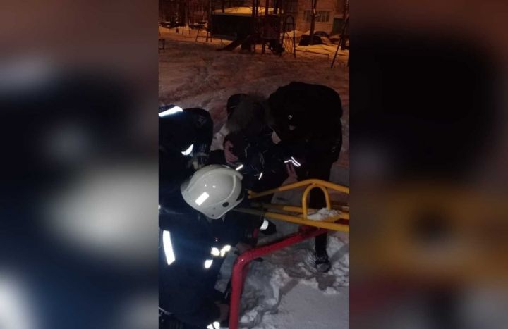 Спасатели освободили 4-летнего мальчика, застрявшего в качелях в Казани
