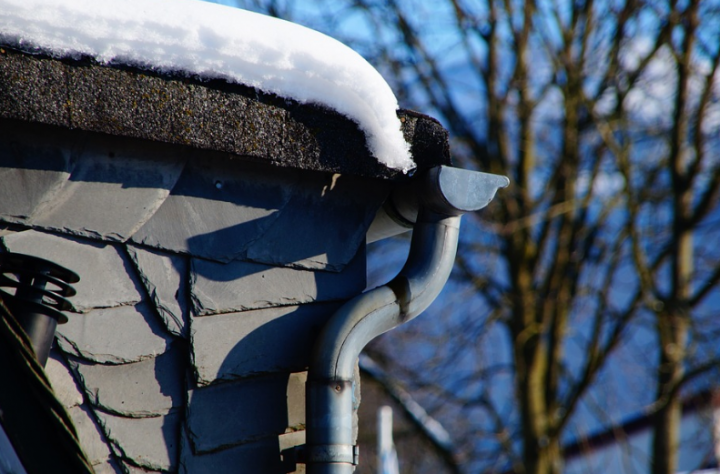 Жительница Казани пострадала из-за падения снега с крыши