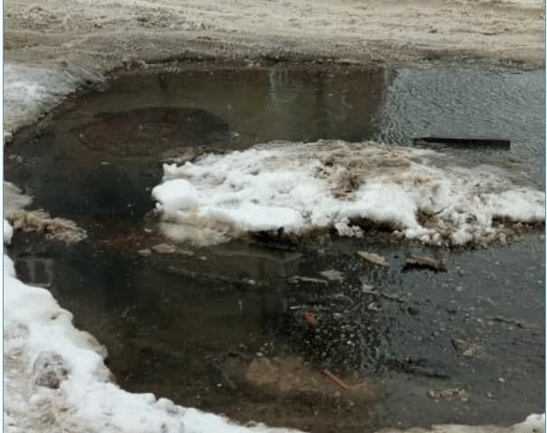 В Казани на улице Актайская прорвало канализацию