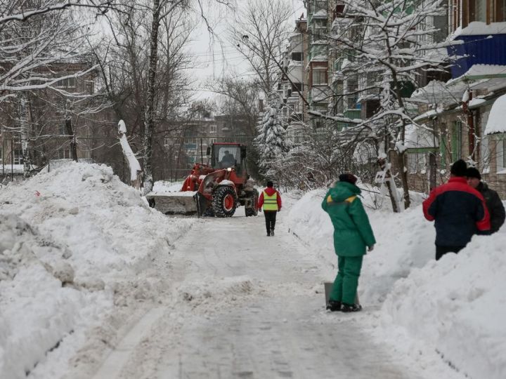 В Казани на уборку улиц от снега вышли 376 рабочих и 313 единиц спецтехники