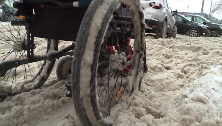 В Казани инвалиды не могут передвигаться по улицам из-за неубранного снега