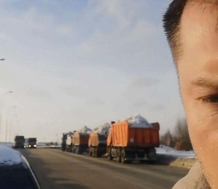 Депутат снял на видео грузовики, разгружающие снег на незаконной свалке в Казани