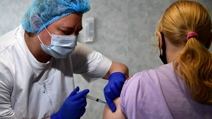 Гинцбург заявил о необходимости провакцинировать от коронавируса 70-80% несовершеннолетних