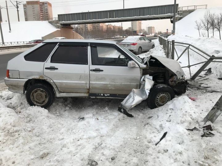 Соцсети: в Казани «Ладу» занесло на дороге и отбросило на забор – водитель сбежал