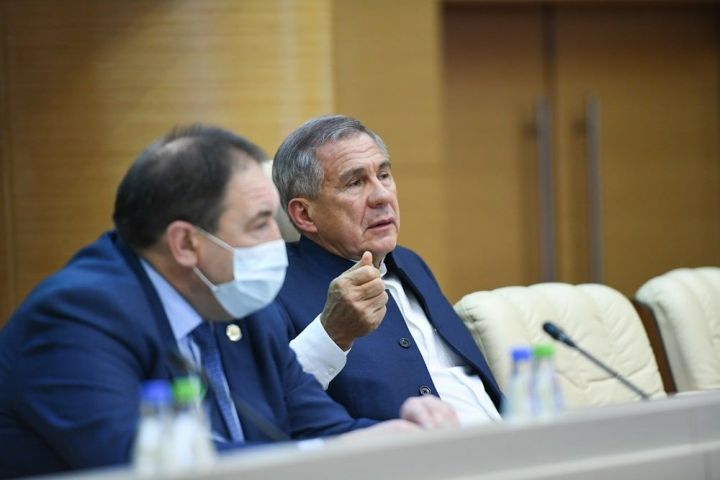 Минниханов провел заседание Совета директоров АО «Татнефтехиминвест-холдинг»