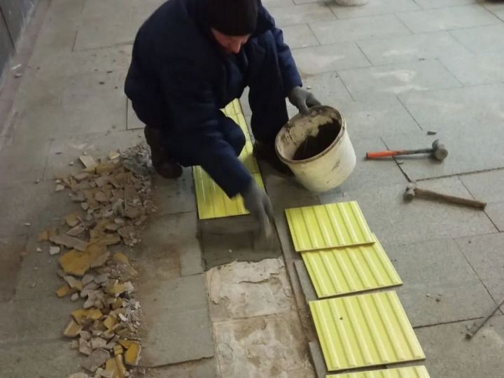 На станции метро «Площадь имени Г.Тукая» меняют тактильную напольную плитку