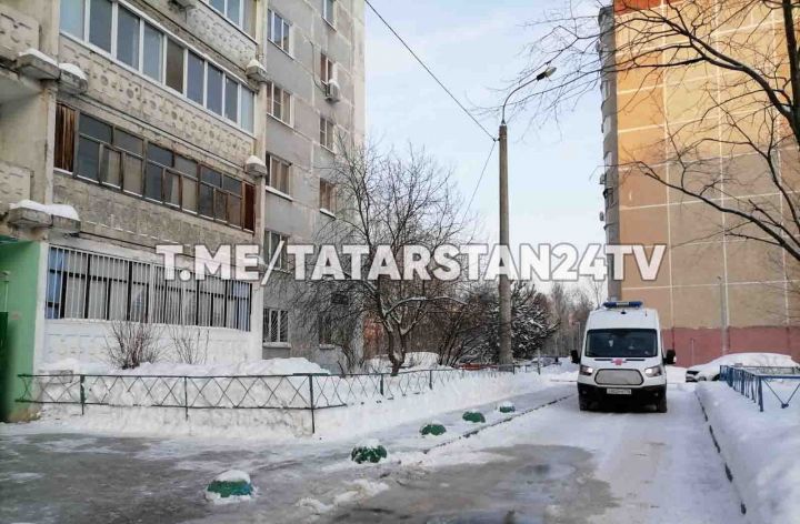 Женщина скончалась после того, как пожарные вынесли ее из горящей квартиры в Казани