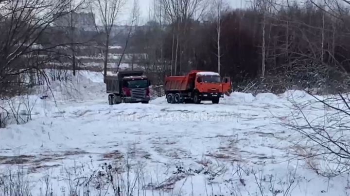 В столице РТ заметили вереницу КАМАЗов, которые нелегально сбрасывают снег на берег Казанки
