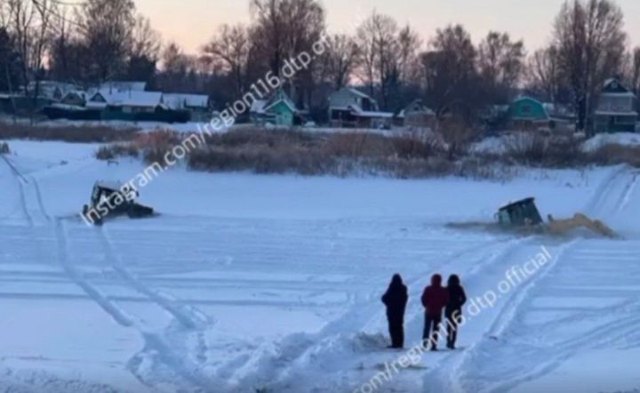 В Лаишевском районе под лед провалились экскаватор и трактор