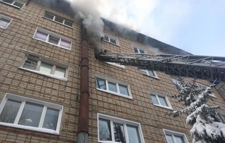 В Татарстане один человек погиб и троих спасли на пожаре в квартире