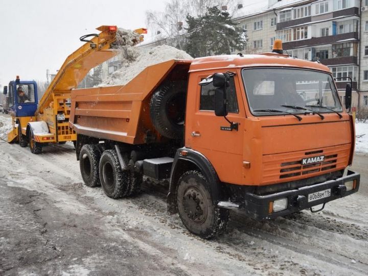 В Казани на уборку улиц от снега вышли 499 дорожных и 388 единиц спецтехники