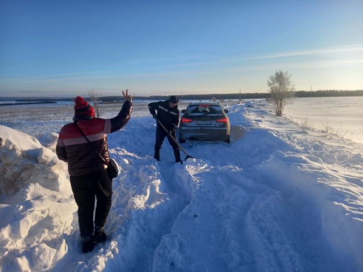 В Мамадышском районе спасли троих замерзающих мужчин, машина которых застряла в сугробе